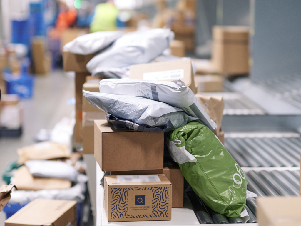 Pakete stapeln sich an der Sendungsausgabe im Regional Depot in Hamburg (Foto: Hermes Germany / Willing-Holtz)
