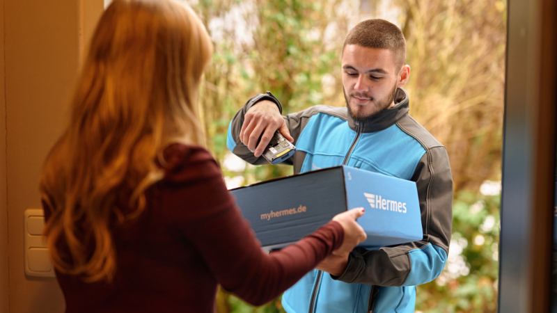 Zusteller mit neuem Handscanner (Foto: Hermes Germany / Willing-Holtz)