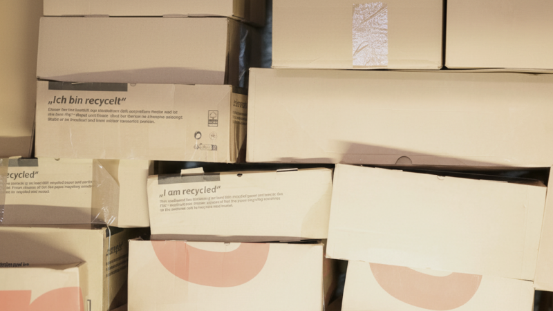 Pakete gestapelt in einem Logistik-Center (Foto: Hermes)