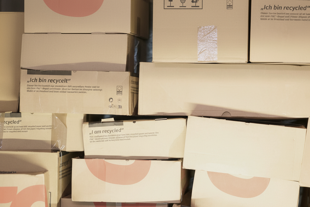 Pakete gestapelt in einem Logistik-Center (Foto: Hermes)