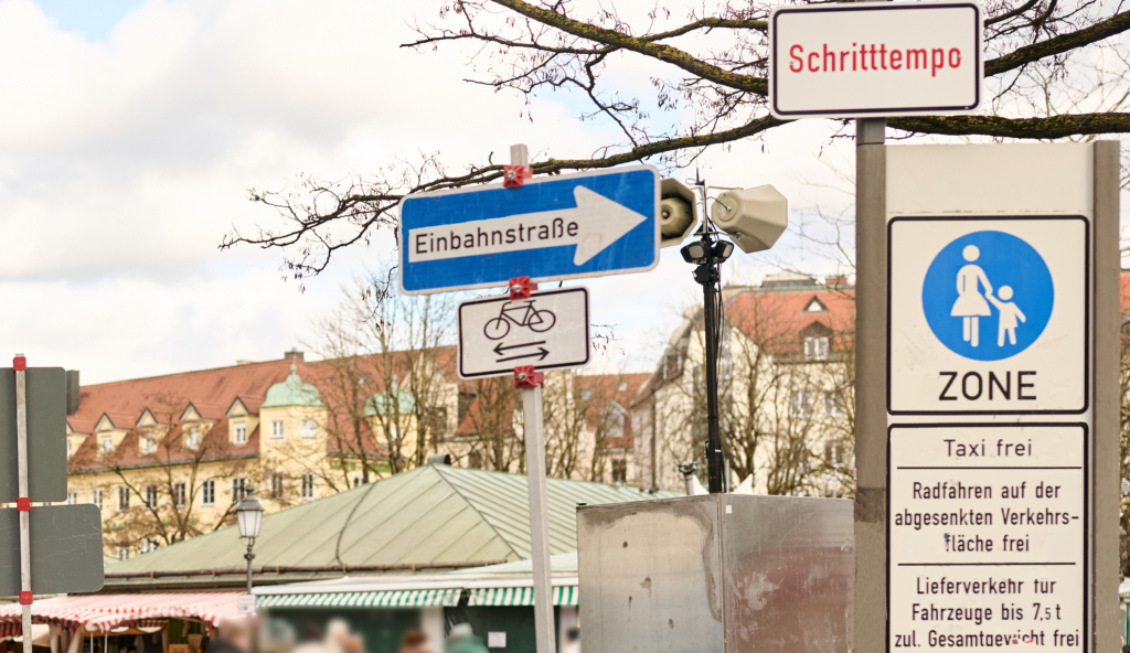 Verkehrsschilder für den Lieferverkehr an einer Fußgängerzone in der Münchener Innenstadt (Foto: Hermes Germany).