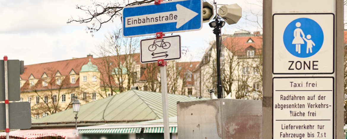 Verkehrsschilder für den Lieferverkehr an einer Fußgängerzone in der Münchener Innenstadt (Foto: Hermes Germany).