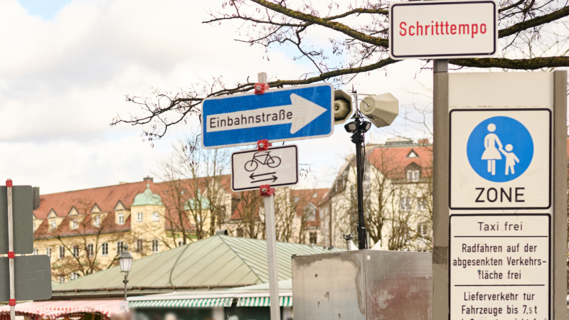 Verkehrsschilder für den Lieferverkehr an einer Fußgängerzone in der Münchener Innenstadt (Foto: Hermes Germany).