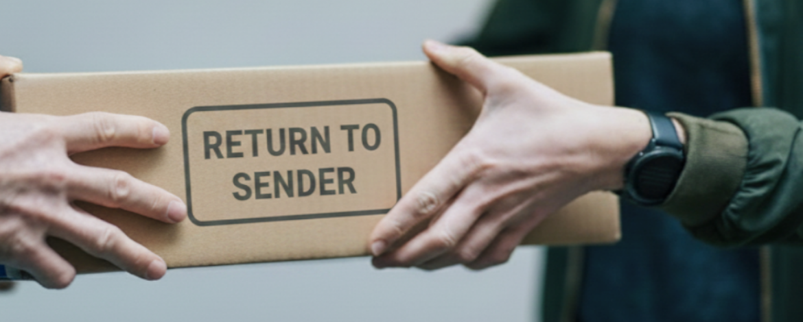 Eine Kund*in übergibt ein Paket mit der Aufschrift "Return to Sender" an einen Zusteller (Foto: Hermes Germany)