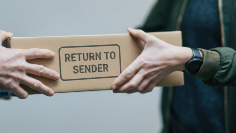 Eine Kund*in übergibt ein Paket mit der Aufschrift "Return to Sender" an einen Zusteller (Foto: Hermes Germany / mit KI bearbeitet)